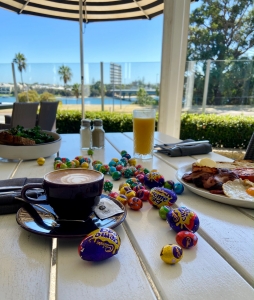 A breakfast with Easter eggs at the Tradewinds